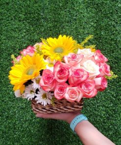 Bouquet 25 rosas con girasoles en base de fibra de banano